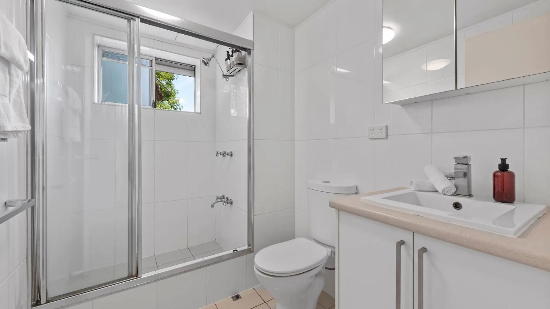 Spacious 3Brm Apt Near Gabba W Free Parking & Wifi Brisbane Apartment